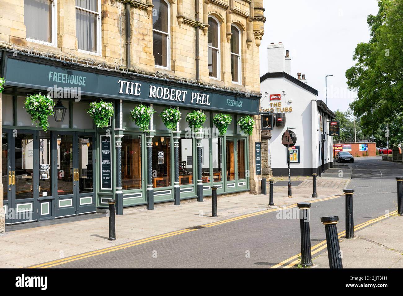 La maison publique Robert Peel et maison libre à la place du marché Bury, Manchester, un jour d'été en 2022, Angleterre, Royaume-Uni Banque D'Images