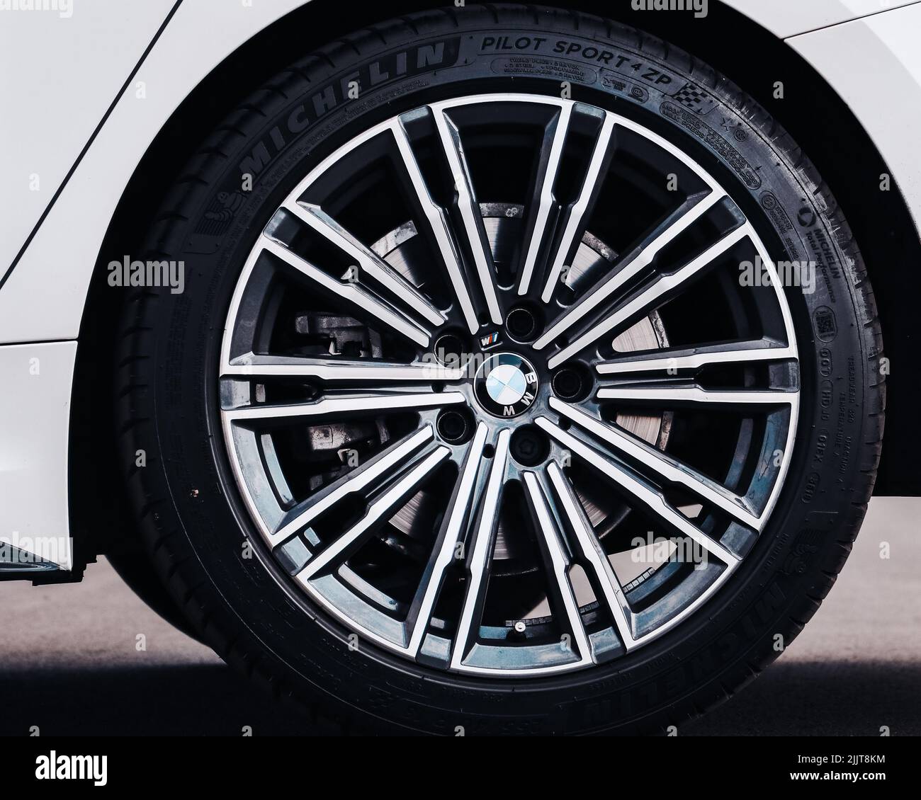 Un gros plan d'une roue BMW blanche de luxe Banque D'Images