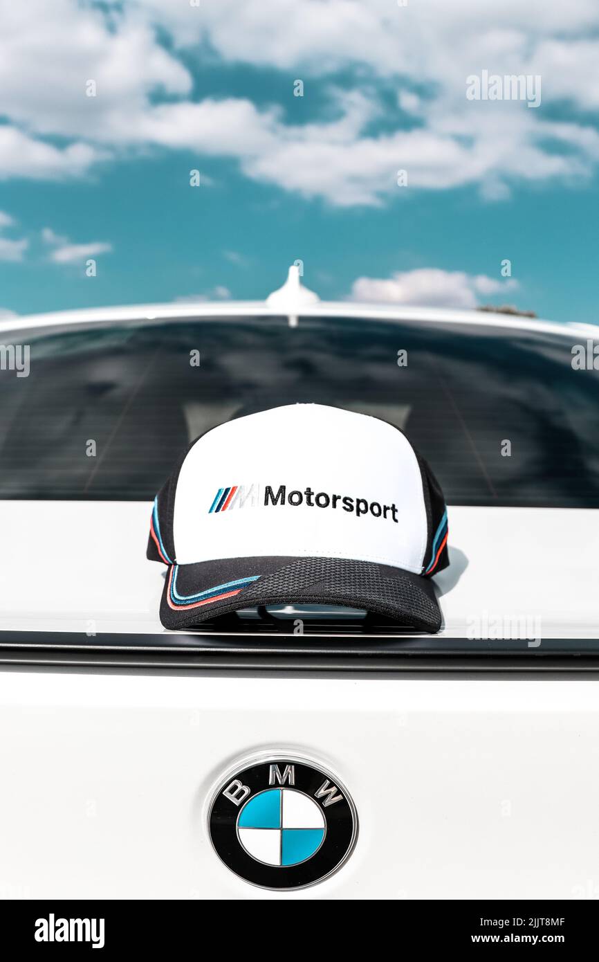 Un gros plan d'un chapeau blanc BMW Motorsport sur une voiture de luxe Banque D'Images