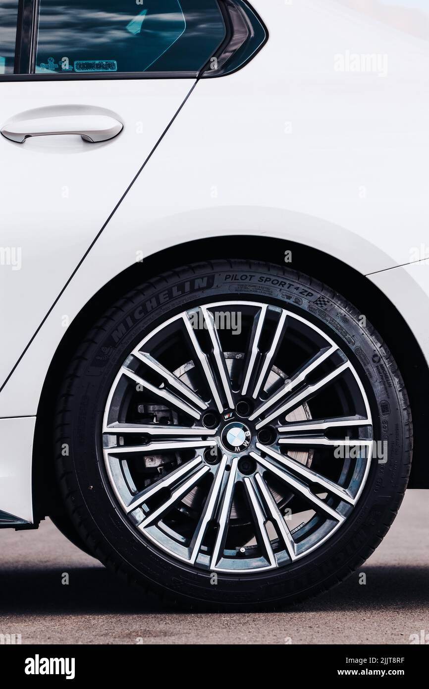 Un gros plan d'une roue BMW blanche de luxe Banque D'Images