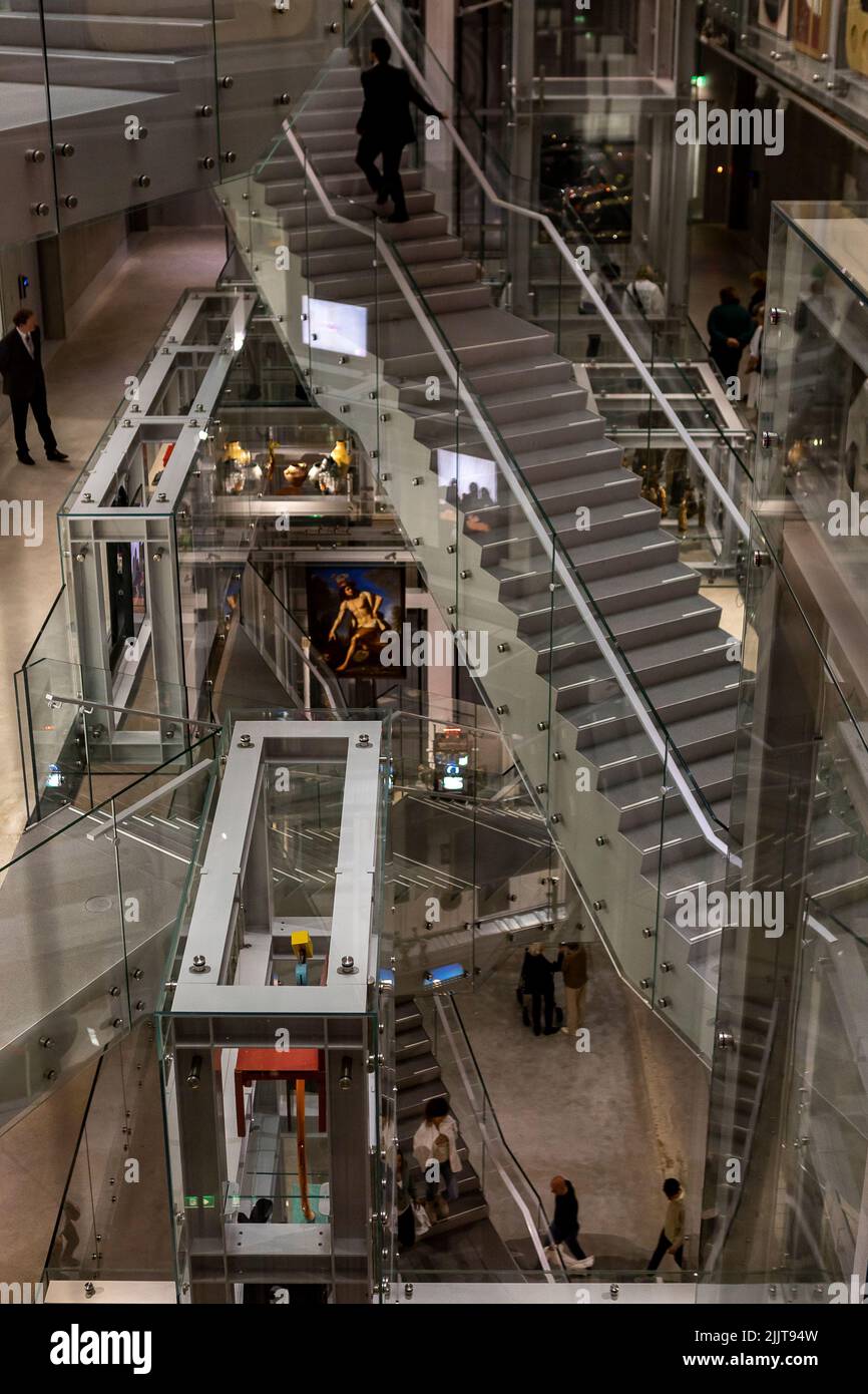 Escalier intérieur en acier et en verre des salles de stockage du dépôt d'art de Boijmans van Beuningen avec des personnes et des œuvres d'art dispersées autour Banque D'Images