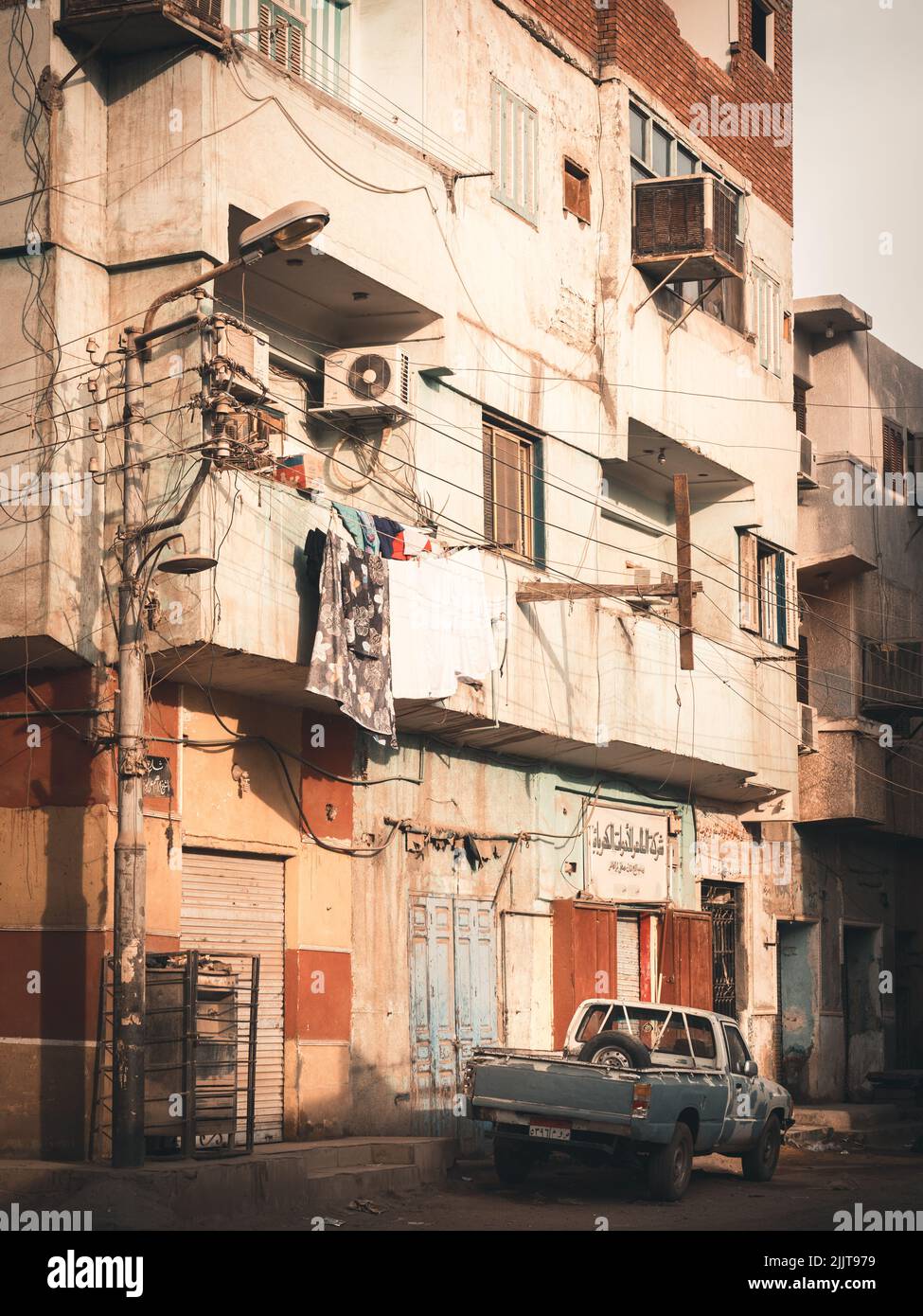 Vue sur un ancien immeuble avec buanderie et une voiture garée dans la rue Banque D'Images