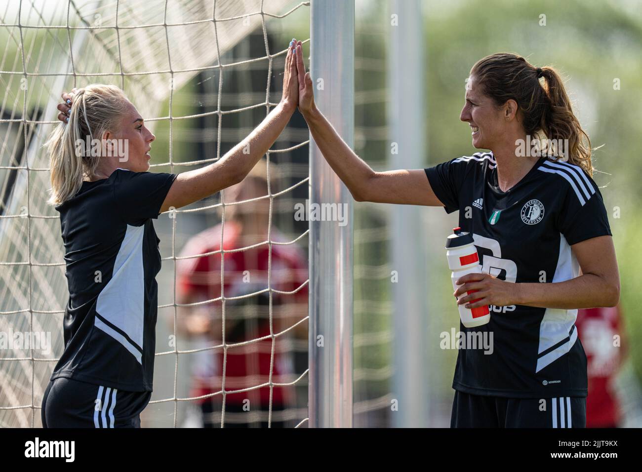 Rotterdam - (l-r) Cheyenne van den Goorbergh de Feyenoord Vrouwen 1, Pia Rijsdijk de Feyenoord Vrouwen 1 pendant la session de formation à Nieuw Varkeno Banque D'Images