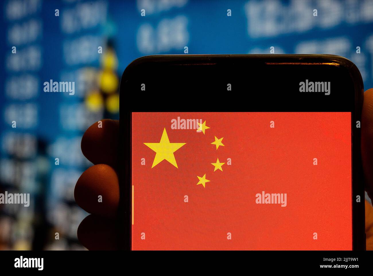 Chine. 25th juillet 2022. Dans cette illustration, le logo du drapeau de la République populaire de Chine s'affiche sur l'écran d'un smartphone. Crédit : SOPA Images Limited/Alamy Live News Banque D'Images