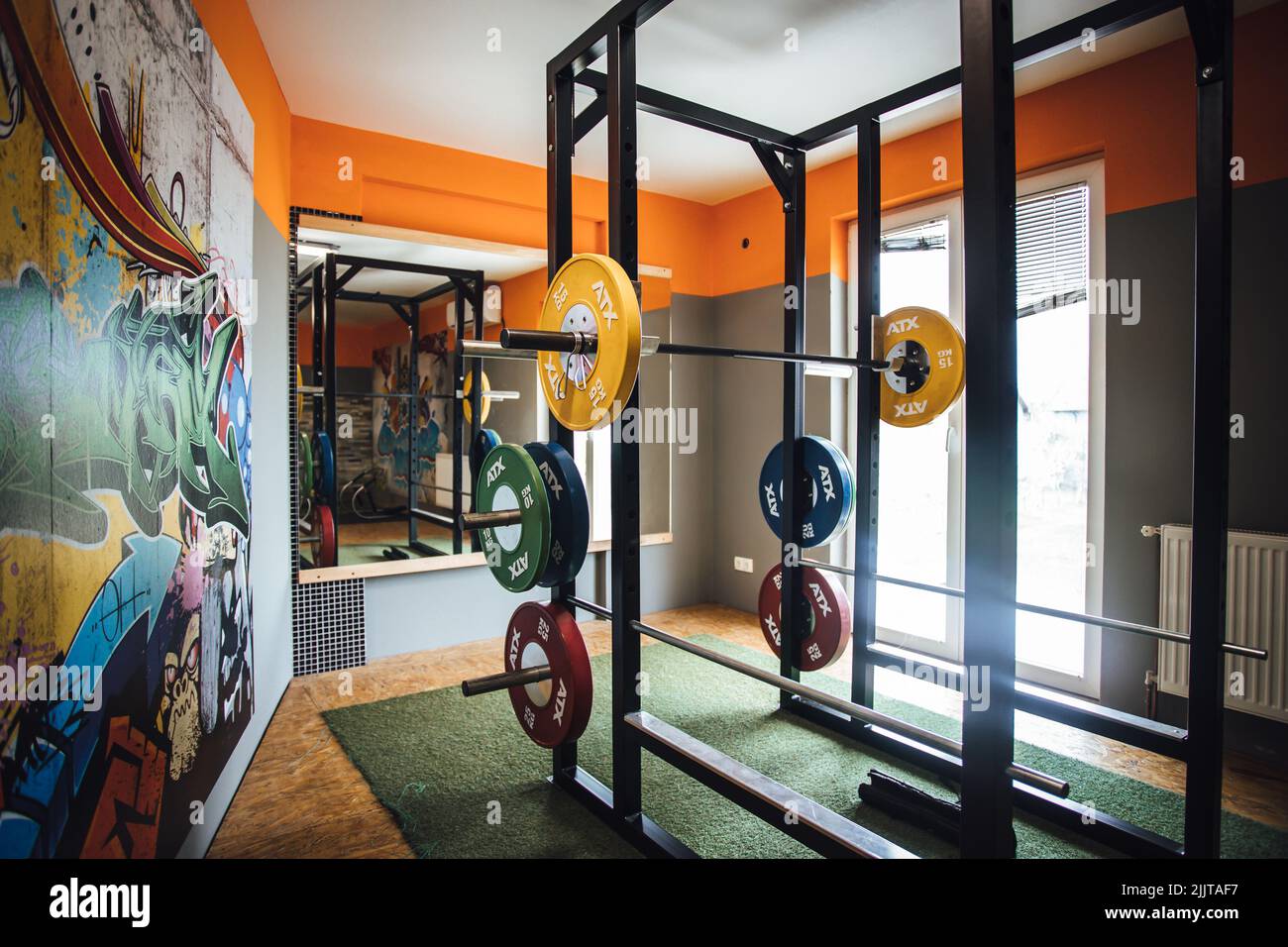 Une photo en grand angle d'une salle de gym moderne avec haltères Banque D'Images