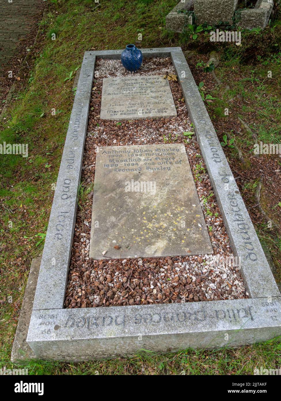La tombe de la famille Huxley, où les cendres du célèbre auteur Aldous Huxley ont été interroutées; Watts Mortuary Chapel, Compton, Guildford, Surrey, ROYAUME-UNI Banque D'Images