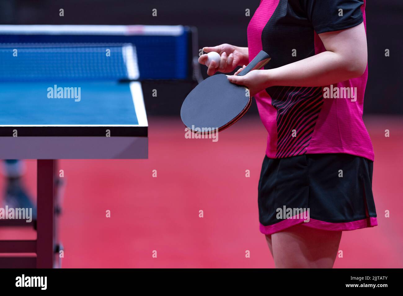 Table de ping-pong, femme jouant au tennis de table avec raquette et balle dans une salle de sport. Affiche sur le thème du sport horizontal, cartes de vœux, en-têtes, site Web et Banque D'Images