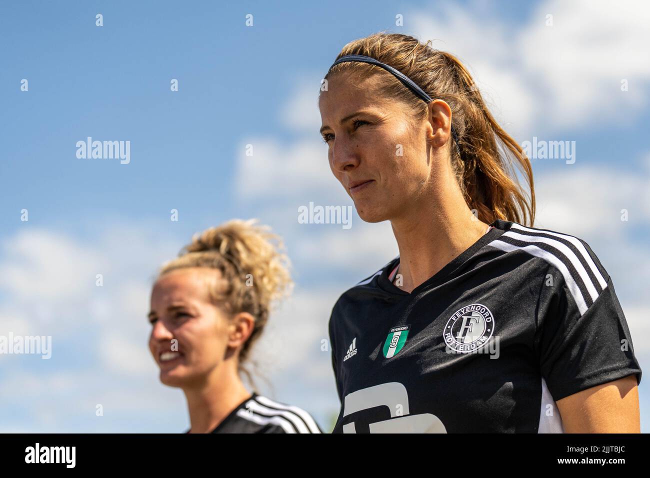 Rotterdam - (l-r) Pia Rijsdijk de Feyenoord Vrouwen 1 lors de la session de formation à Nieuw Varkenoord le 25 juillet 2022 à Rotterdam, aux pays-Bas. Banque D'Images