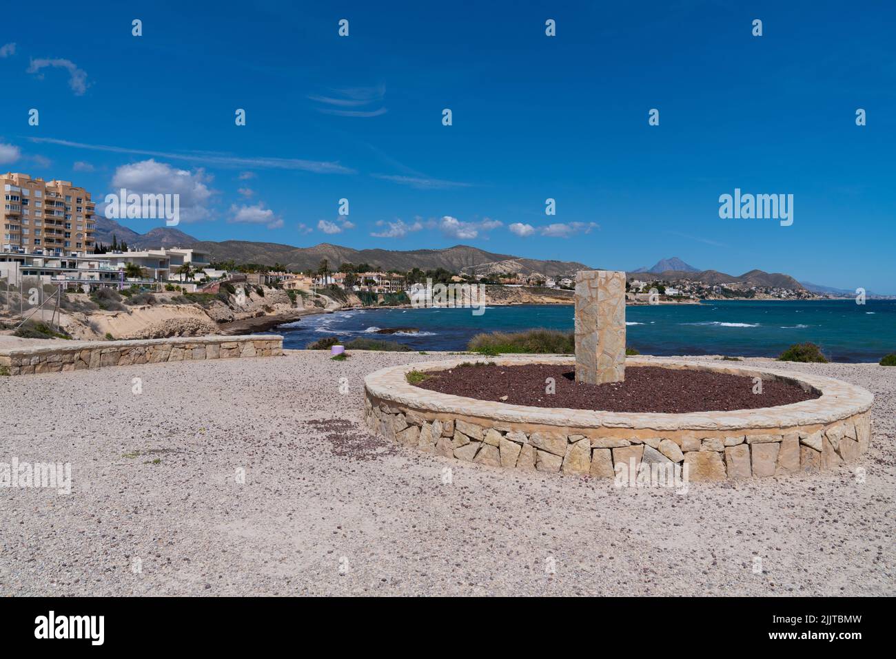 El Campello Espagne vue sur la côte près de la Iletta direction nord de Benidorm magnifique mer bleue et ciel Banque D'Images