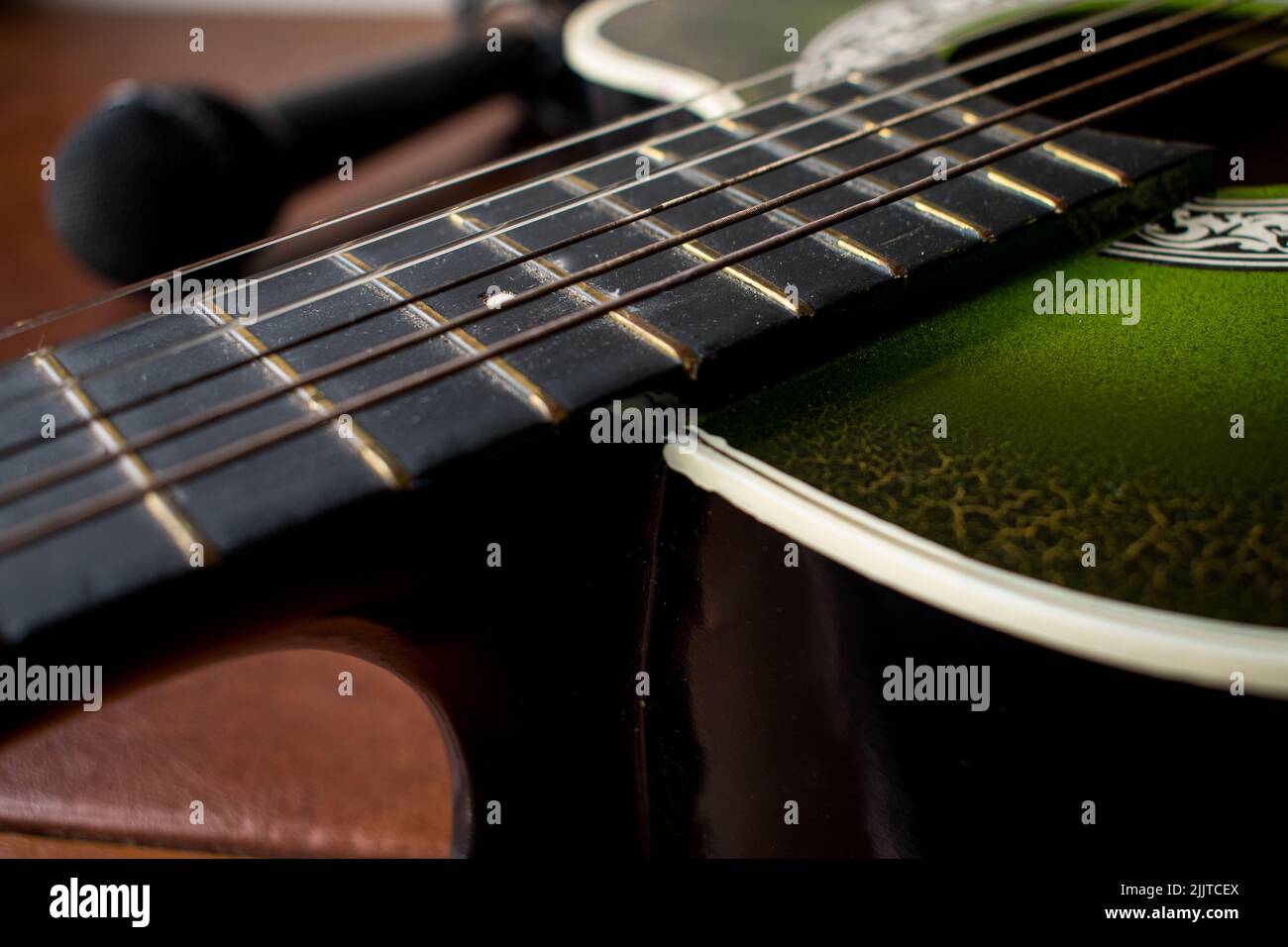 Un gros plan d'un fretboard de guitare acoustique Banque D'Images