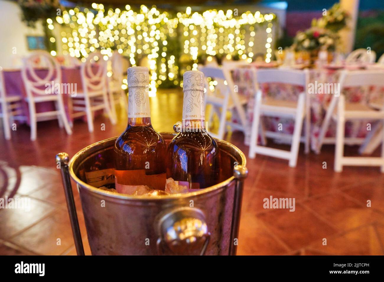 Un gros plan de 2 bouteilles de vin dans un seau à glace lors d'une réception de mariage Banque D'Images