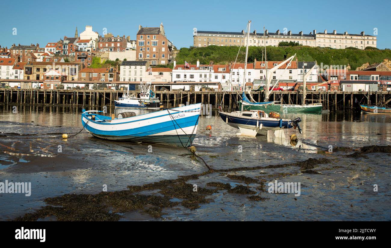 La rivière Esk à Whitby courant dans la mer du Nord soleil d'été Whitby Harbour. Lower Harbour, vue sur Fish Quay Banque D'Images