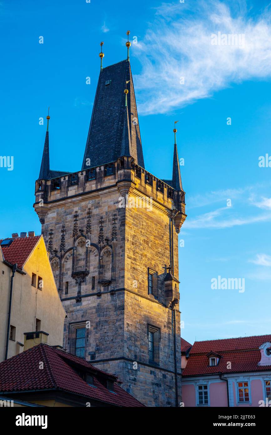 Un cliché vertical d'une tour médiévale à Prague, en République tchèque Banque D'Images