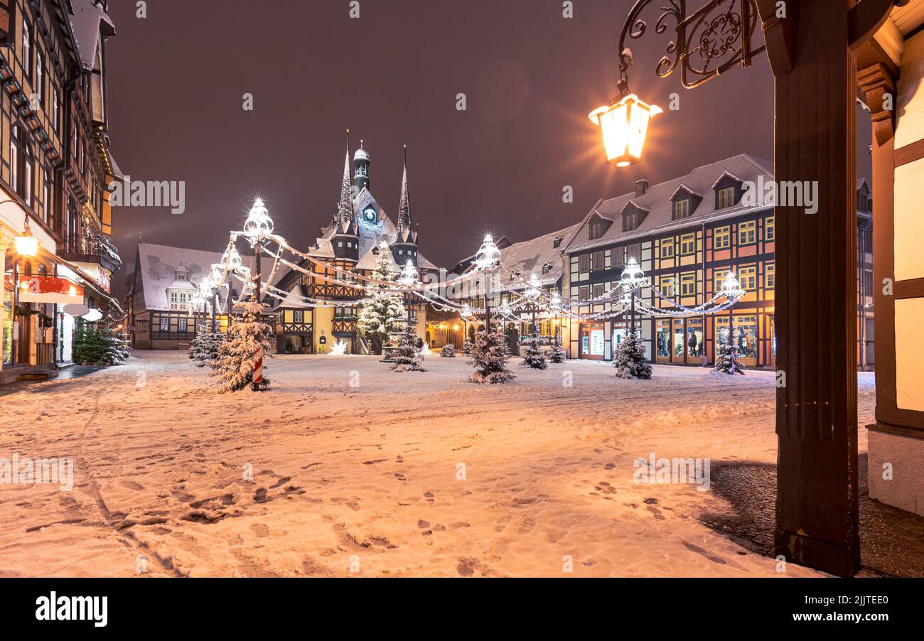 Hôtel de ville de Wernigerode et place du marché dans les montagnes Harz. Hiver et neige la nuit Banque D'Images