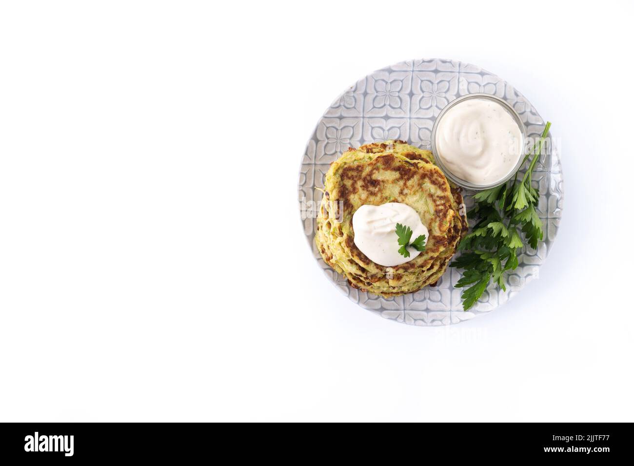 Beignets de courgettes avec sauce au yaourt isolés sur fond blanc Banque D'Images