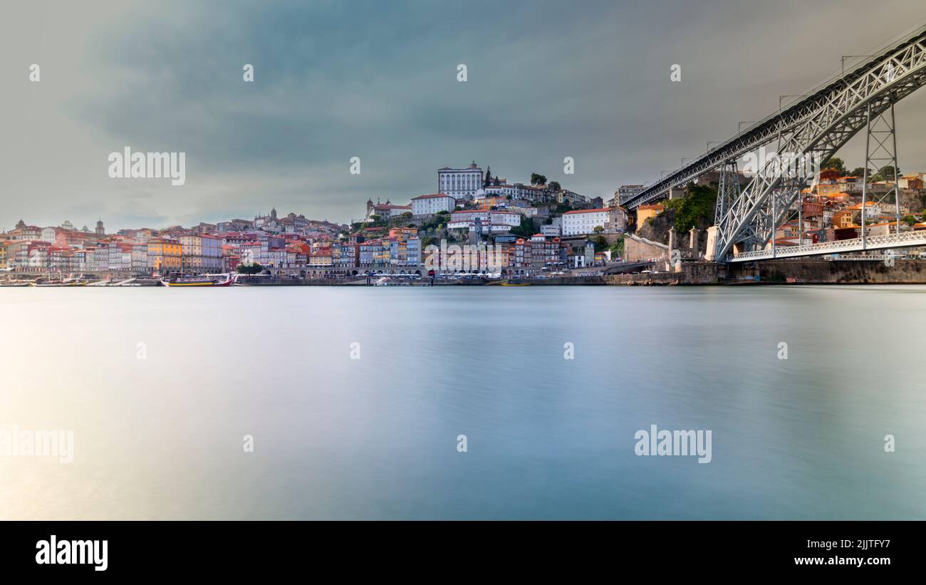 Une photo panoramique d'un pont Ponti di Don Luis I dans le fond du paysage urbain de Portu, Portugal Banque D'Images Une photo panoramique d'un pont Ponti di Don Luis I dans le fond du paysage urbain de Portu, Portugal Banque D'Images
