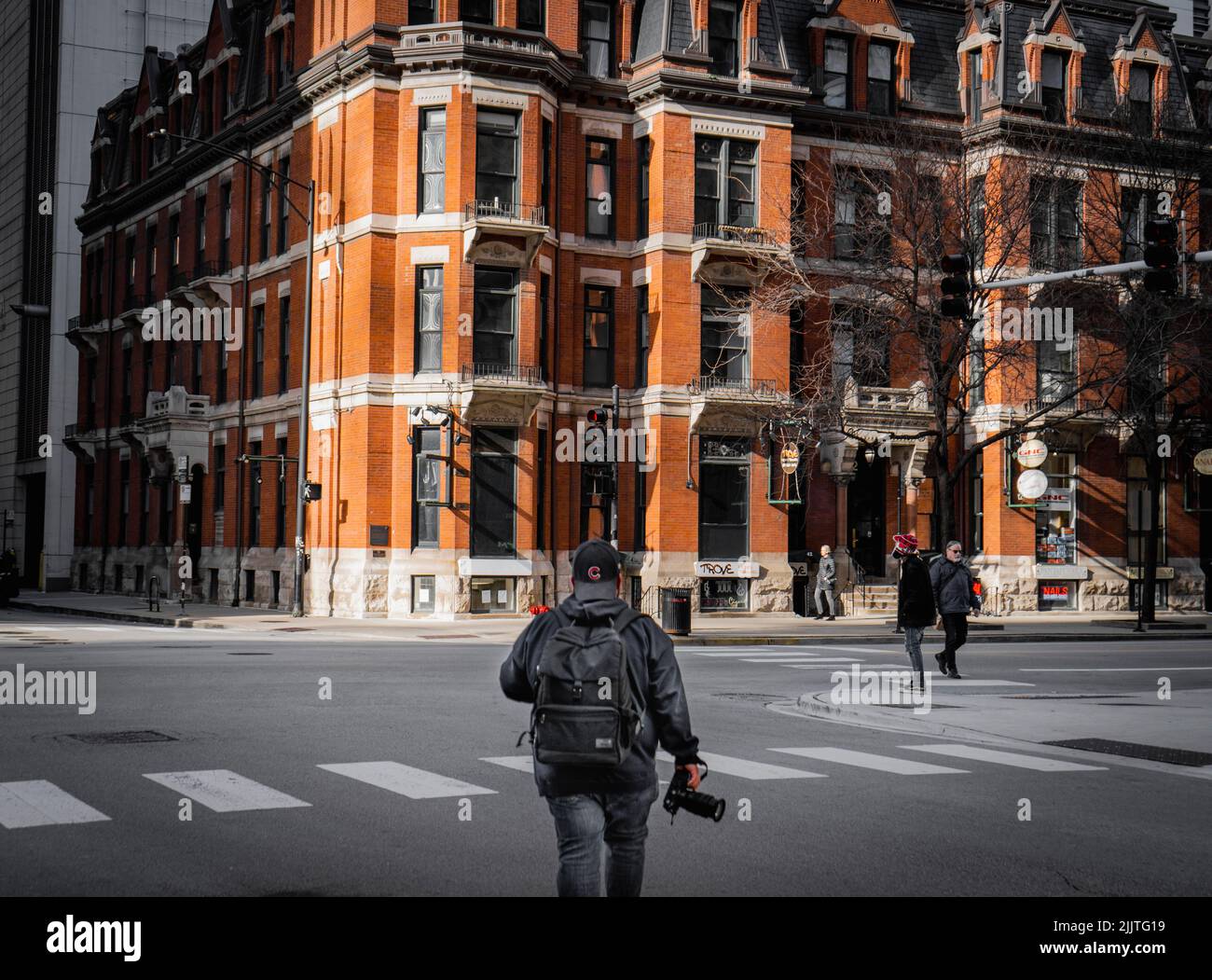 Un magnifique cliché des lumières et des ombres du matin sur les bâtiments des rues de Chicago Banque D'Images