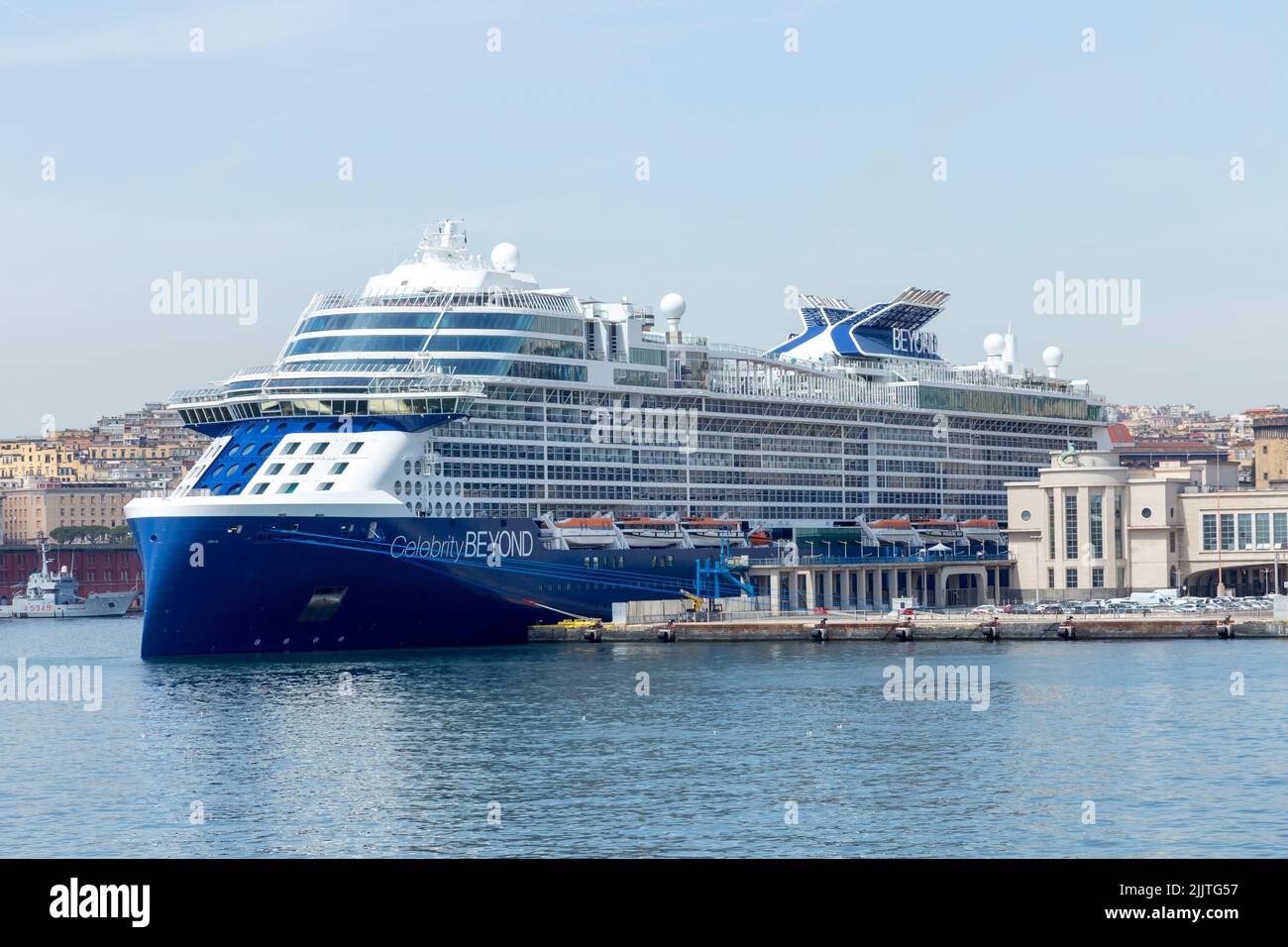 Le bateau de passagers Celebrity Beyond a amarré au port de Naples, en Italie Banque D'Images