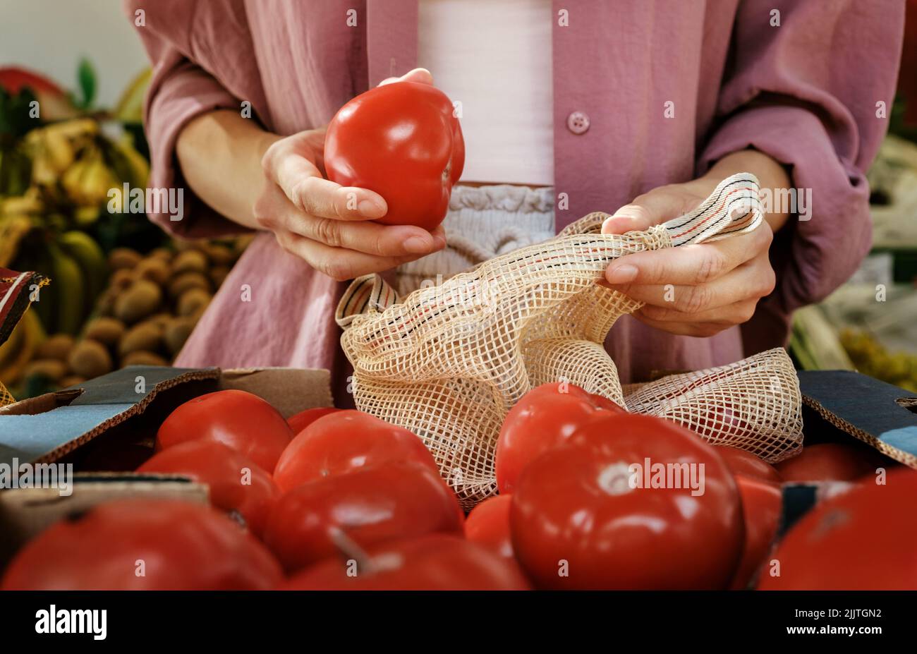 Utilisation d'un sac écologique réutilisable. Banque D'Images