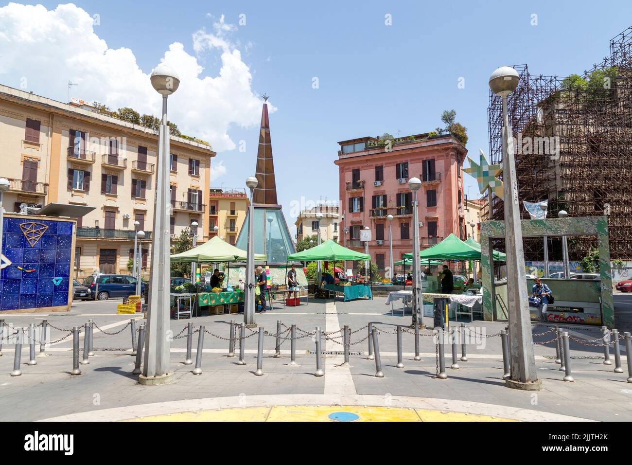 Marché aux fruits à la station de métro Materdei, Piazza Scipione Ammirato, Naples, Italie Banque D'Images