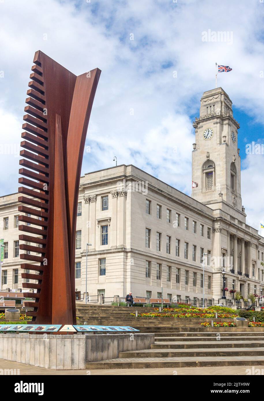 Barnsley Town Hall et la sculpture « Crossing vertical », Church Street, Barnsley, South Yorkshire, Angleterre, Royaume-Uni Banque D'Images