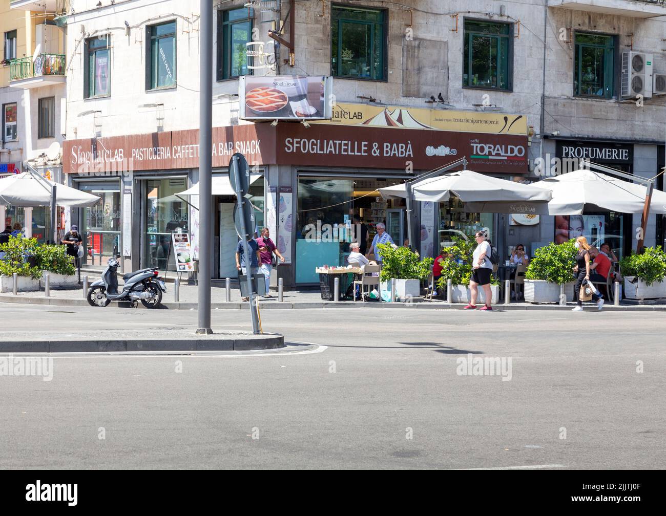 Scène de rue de Garibaldi, Naples, Italie Banque D'Images