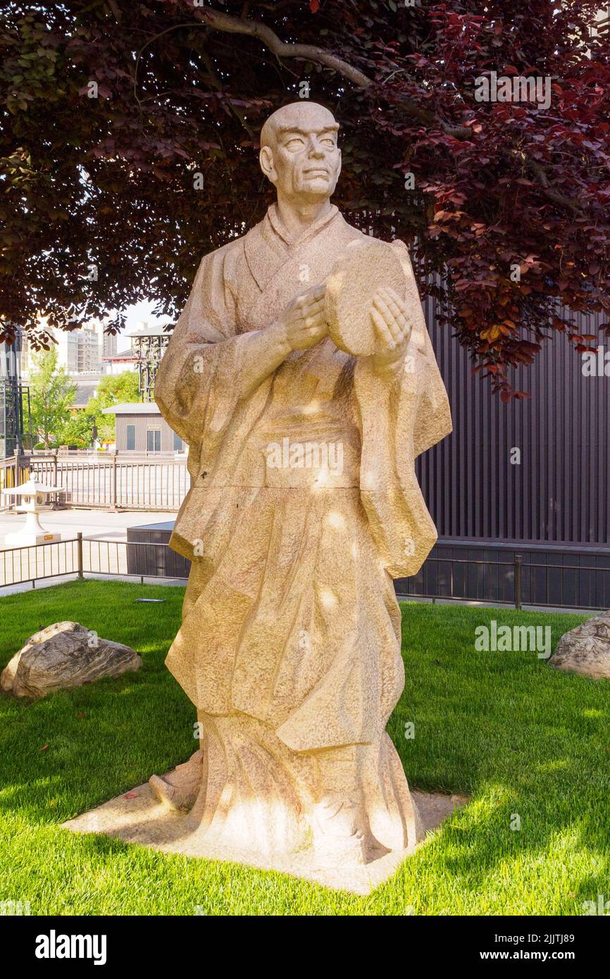 Xi'an, Chine - 5 juin 2022 : sculpture en pierre d'une personnalité historique chinoise dans un parc public. La région est un endroit célèbre et une attraction touristique. Banque D'Images