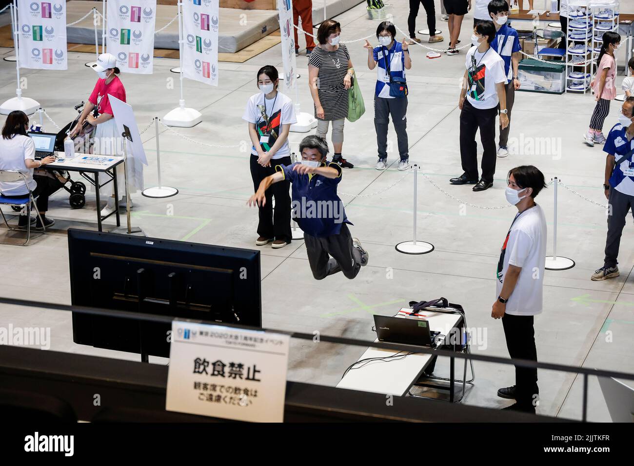 Tokyo, Japon. 28th juillet 2022. Un écran affiche des mouvements d'un homme analysé par DigSports (ai-based Physical fitness test) pendant les Jeux de Tokyo 2022 un anniversaire de l'événement à Tachikawa Stage Garden. Les événements sportifs ont eu lieu après que les organisateurs aient célébré le premier anniversaire des Jeux de Tokyo 2020 au stade national du Japon, en 23 juillet dernier. (Image de crédit: © Rodrigo Reyes Marin/ZUMA Press Wire) Banque D'Images