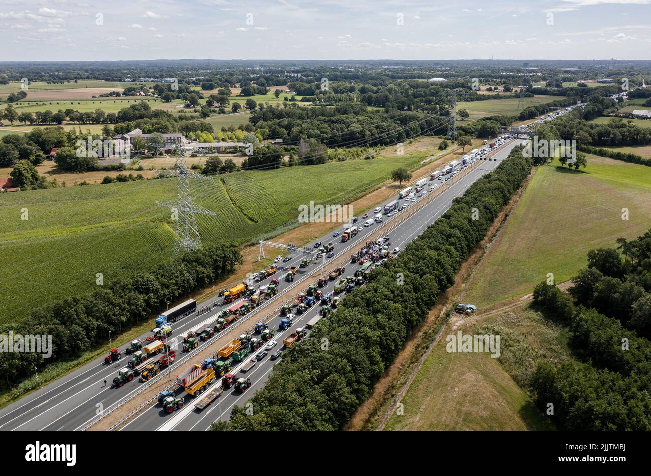 AZELO - pays-Bas, 2022-07-28 11:53:37 AZELO - les tracteurs bloquent l'autoroute à la jonction d'Azelo. Il y a des retards dus aux véhicules agricoles lents. Ces derniers jours, de nombreuses manifestations d'agriculteurs ont vu des tracteurs se déplacer lentement sur les autoroutes ou bloquer des autoroutes pour protester contre les plans d'azote du cabinet. ANP SEM VAN DER WAL pays-bas sortie - belgique sortie Banque D'Images