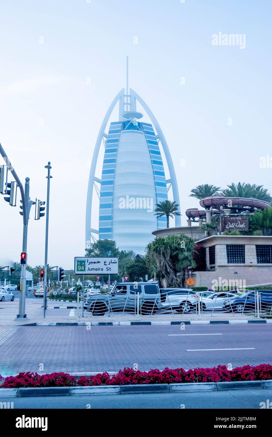 Un cliché vertical de l'hôtel de luxe Burj Al Arab dans la ville de Dubaï, Émirats arabes Unis Banque D'Images