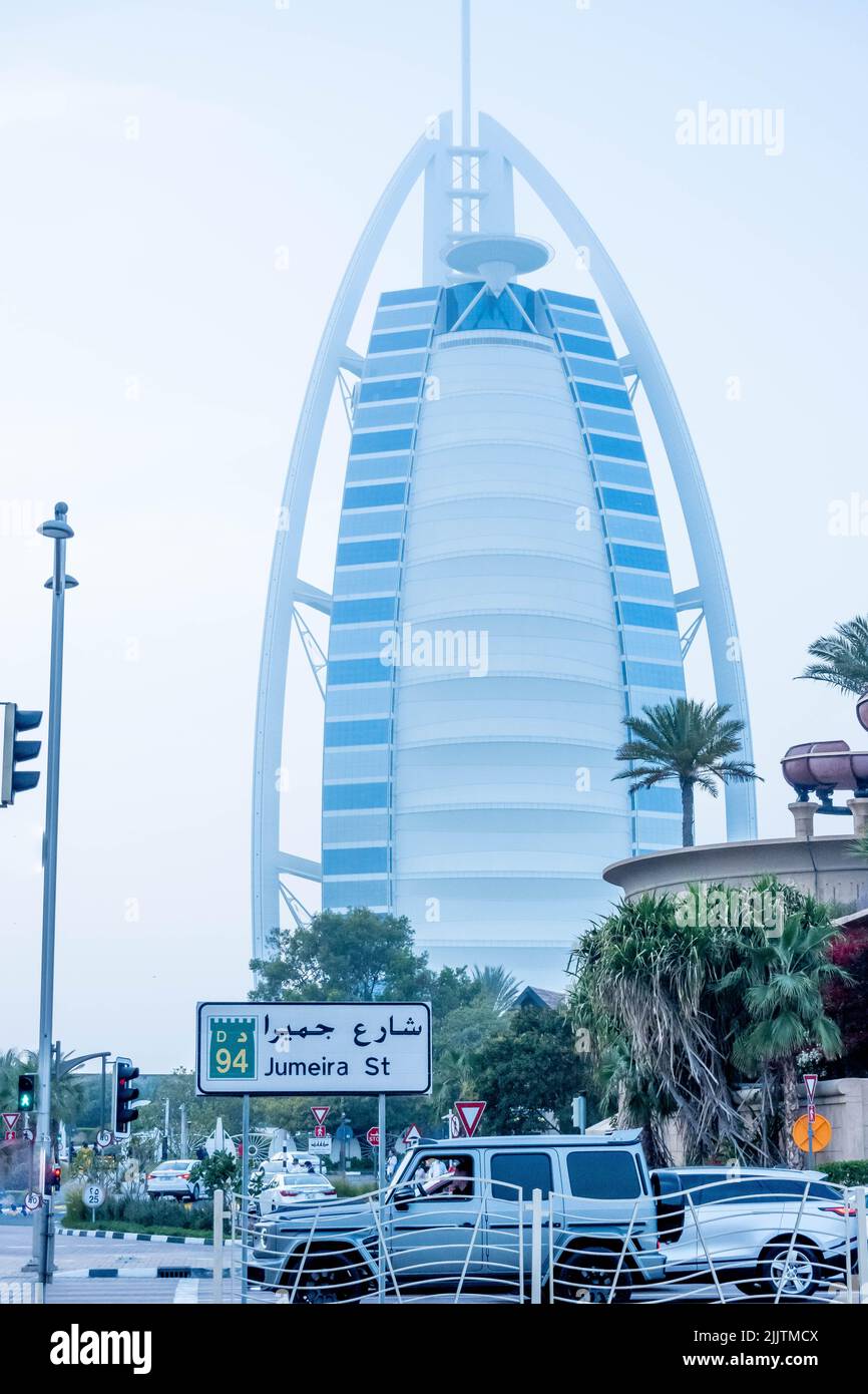 Un cliché vertical de l'hôtel de luxe Burj Al Arab dans la ville de Dubaï, Émirats arabes Unis Banque D'Images