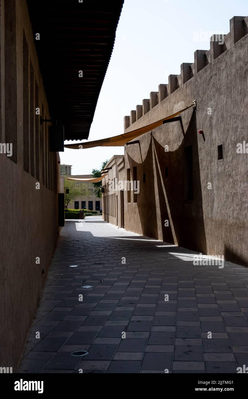 Photo verticale d'un coin de rue Al Seef Street à Dubaï, Émirats arabes Unis Banque D'Images