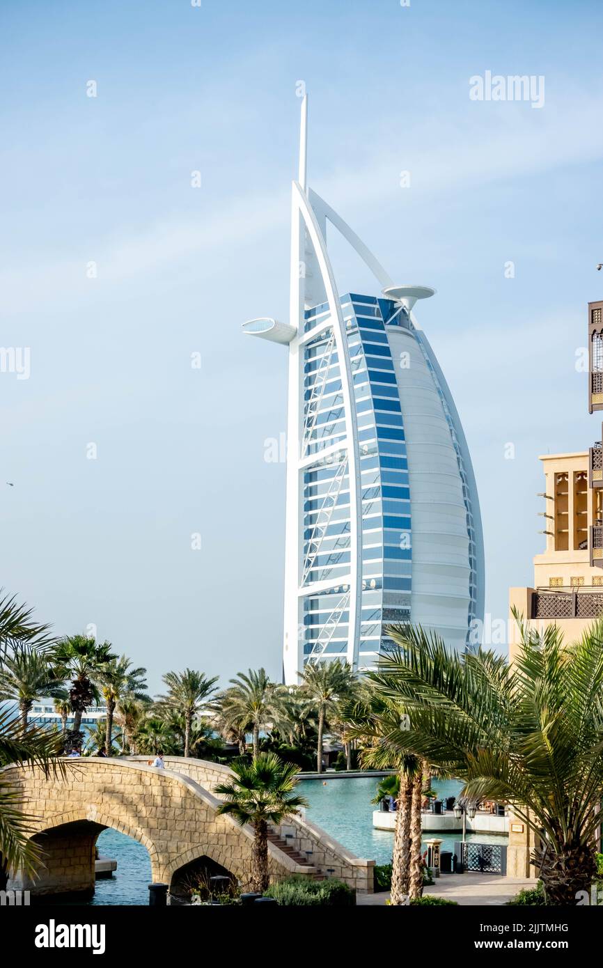 Un cliché vertical de l'hôtel de luxe Burj Al Arab dans la ville de Dubaï, Émirats arabes Unis Banque D'Images