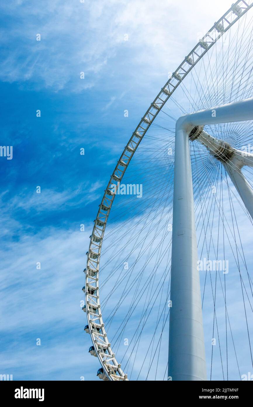 Une photo verticale en bas angle de la roue de l'Ain Dubai Ferris contre un ciel bleu à l'île de Bluewaters, Dubaï, Émirats arabes Unis Banque D'Images