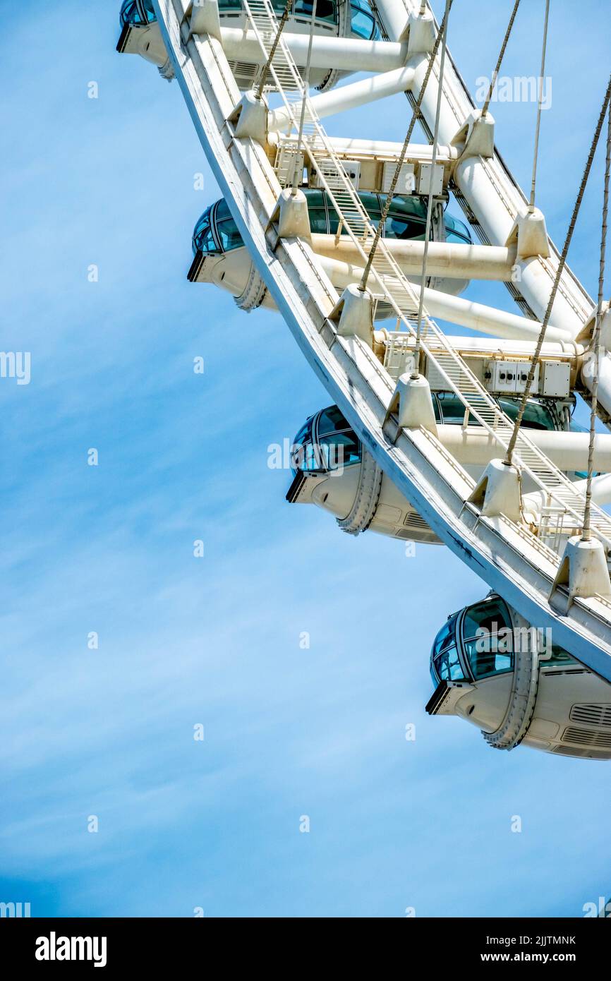 Gros plan vertical de la roue de l'Ain Dubai Ferris contre un ciel bleu sur l'île de Bluewaters, Dubaï, Émirats arabes Unis Banque D'Images