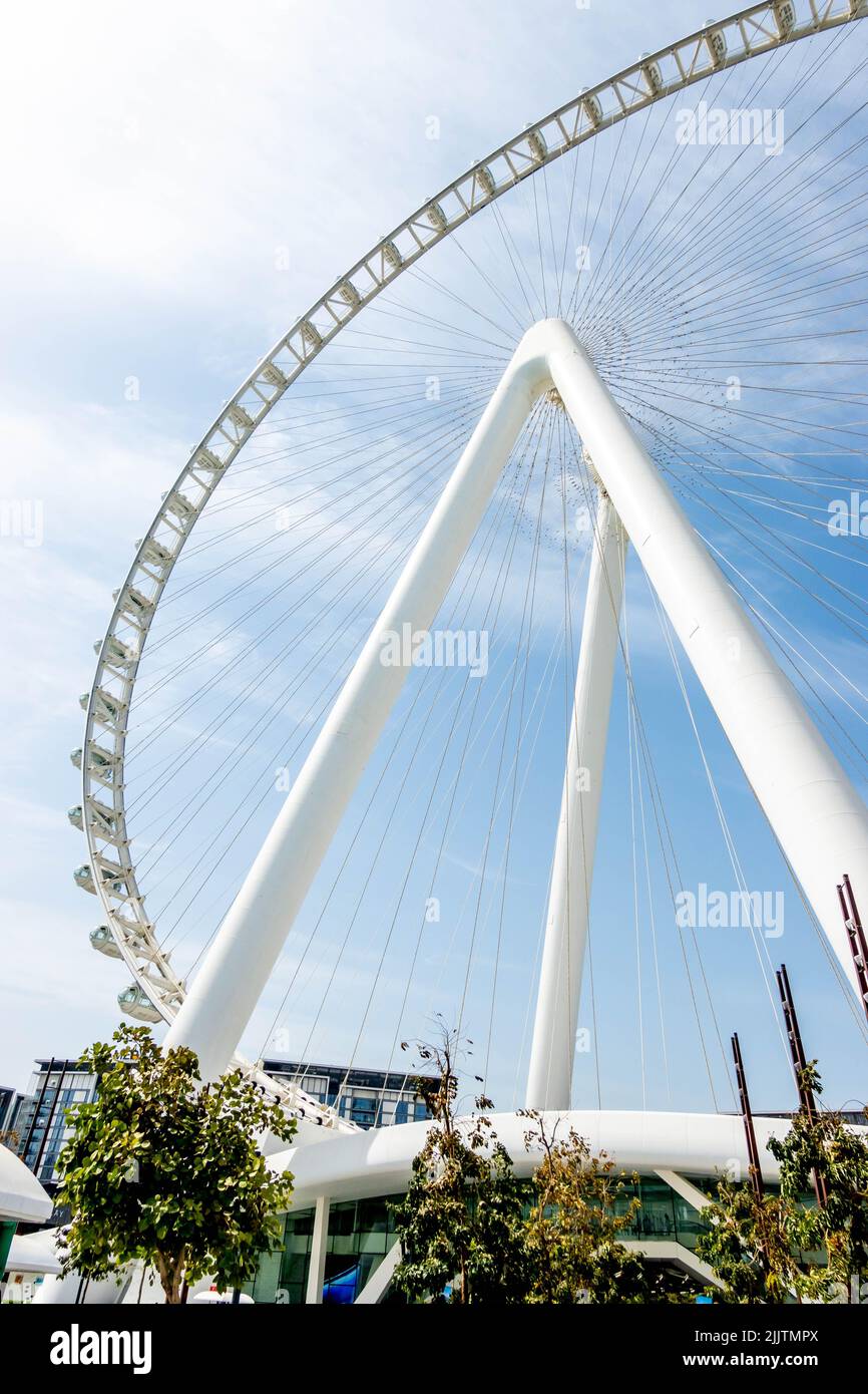 Une photo verticale en bas angle de la roue de l'Ain Dubai Ferris contre un ciel bleu à l'île de Bluewaters, Dubaï, Émirats arabes Unis Banque D'Images