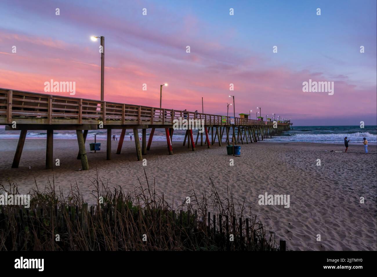Vue panoramique sur la jetée de pêche de Bogue Inlet à Emerald Isle, en Caroline du Nord, au coucher du soleil Banque D'Images