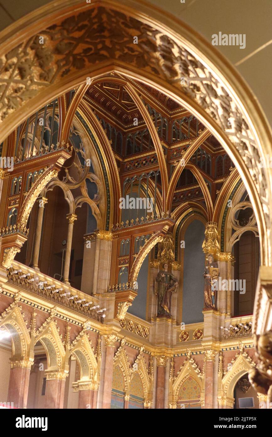 Un angle vertical bas de l'intérieur du Parlement hongrois à Budapest Banque D'Images