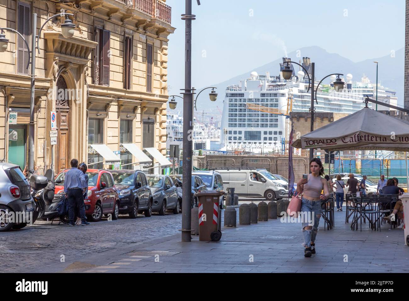 Vue sur la rue en direction du port de Naples, Italie, Campanie Banque D'Images