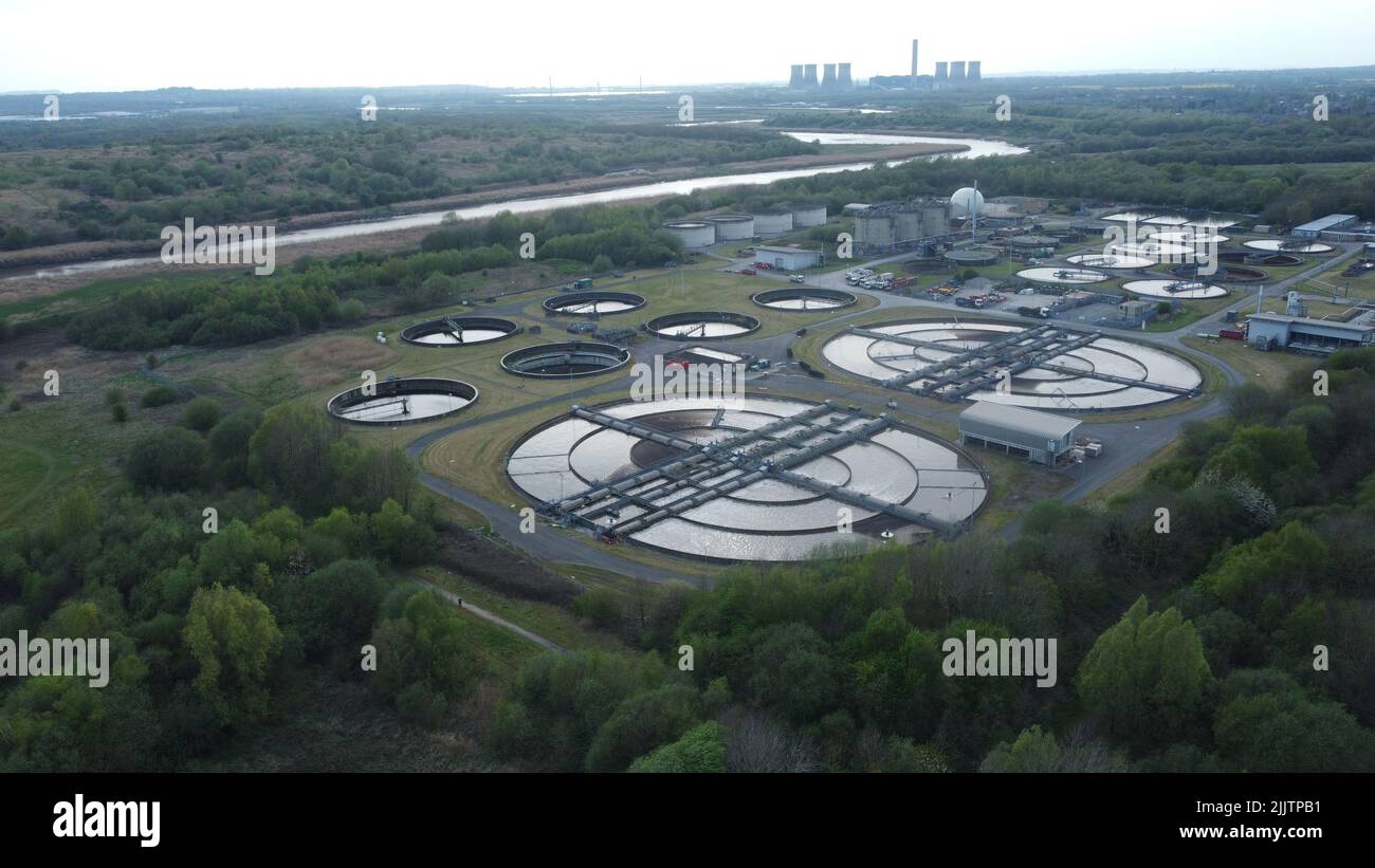 Une prise de vue aérienne par un drone de l'usine de traitement des eaux usées avec la rivière en arrière-plan Banque D'Images