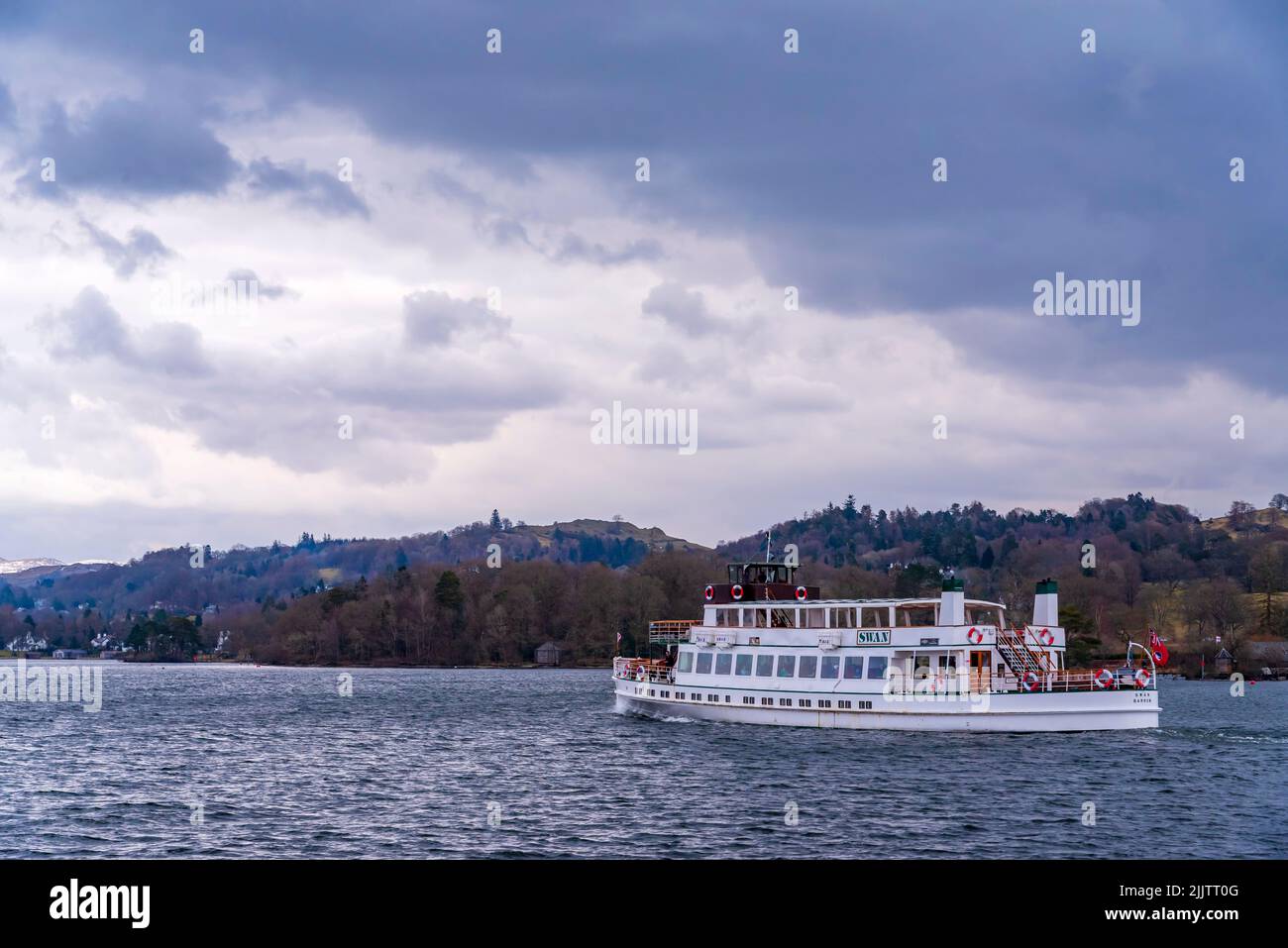 Le lac Windermere steamer le cygne sur un jour de pluie. Banque D'Images