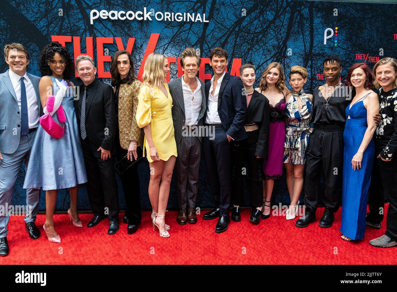 New York, États-Unis. 27th juillet 2022. Jason Blum, Quei Tann, John Logan, Darwin Del Fabro, Anna Lore, Kevin Bacon, Cooper Koch, Theo Germaine, Hayley Griffith, Monique Kim, Austin Crute, Carrie Preston, Scott Turner Schofield assister à la première New York du film ils/eux au Studio 525 (photo de Lev Radin/Pacific Press) Credit: Pacific Press Media production Corp./Alay Live News Banque D'Images