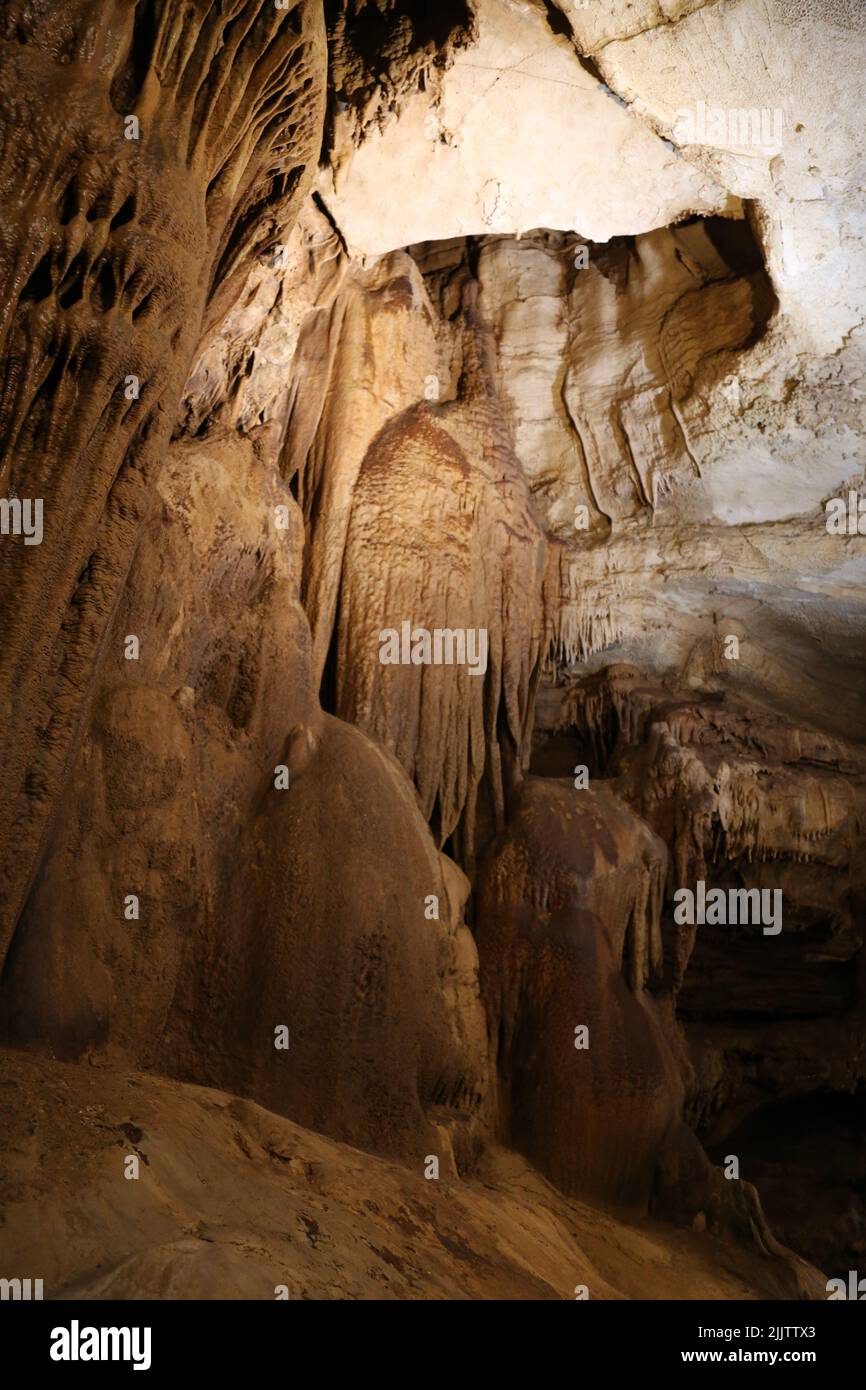 Une vue à l'intérieur d'une grotte avec des formations abstraites Banque D'Images