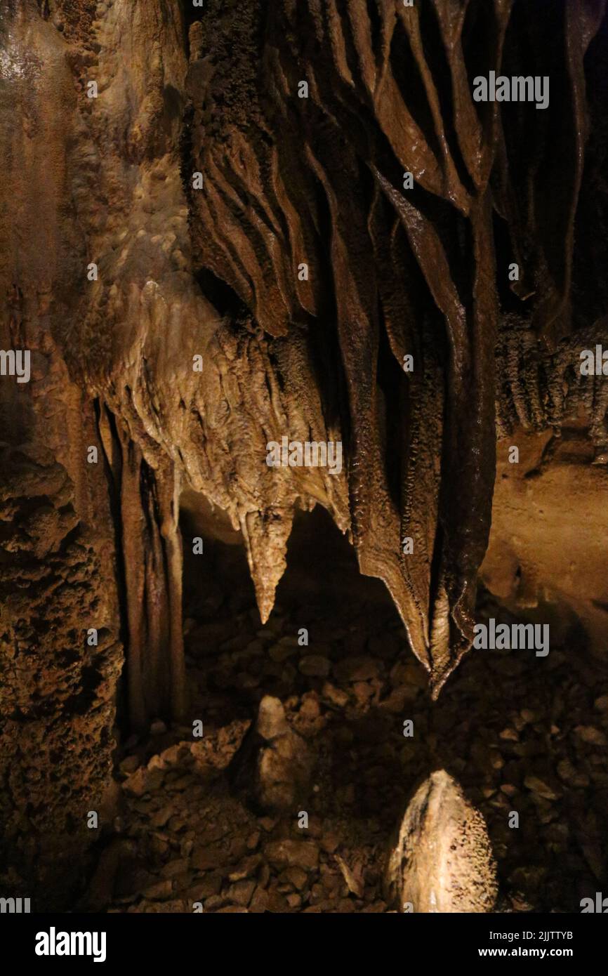 Une vue à l'intérieur d'une grotte avec des formations abstraites Banque D'Images