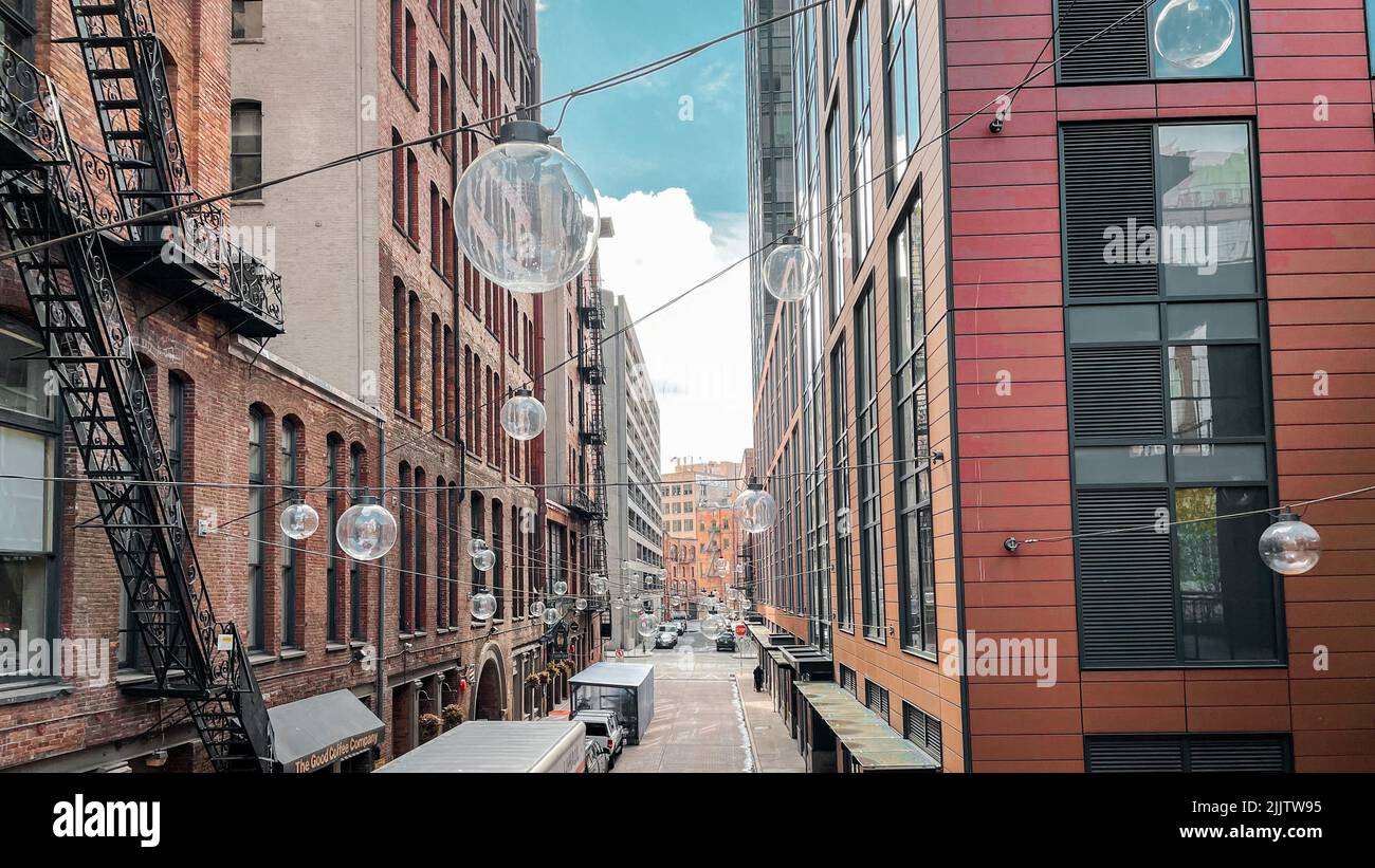 Une rangée d'ampoules suspendues dans la rue entre les bâtiments de Seattle, aux États-Unis Banque D'Images