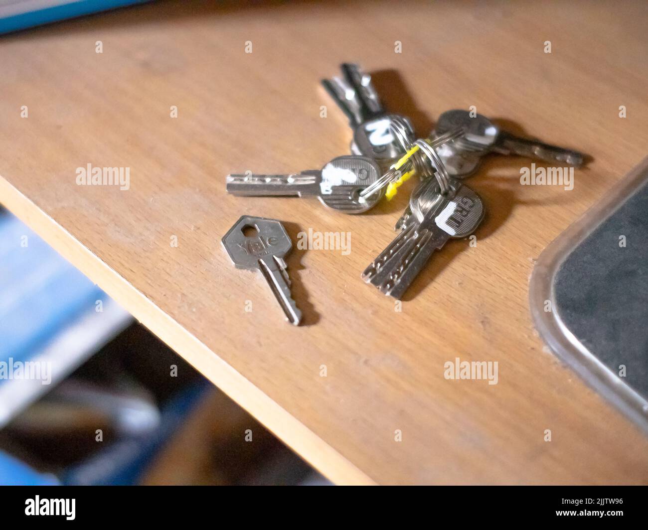 Un tas de clés sur une table en bois Banque D'Images