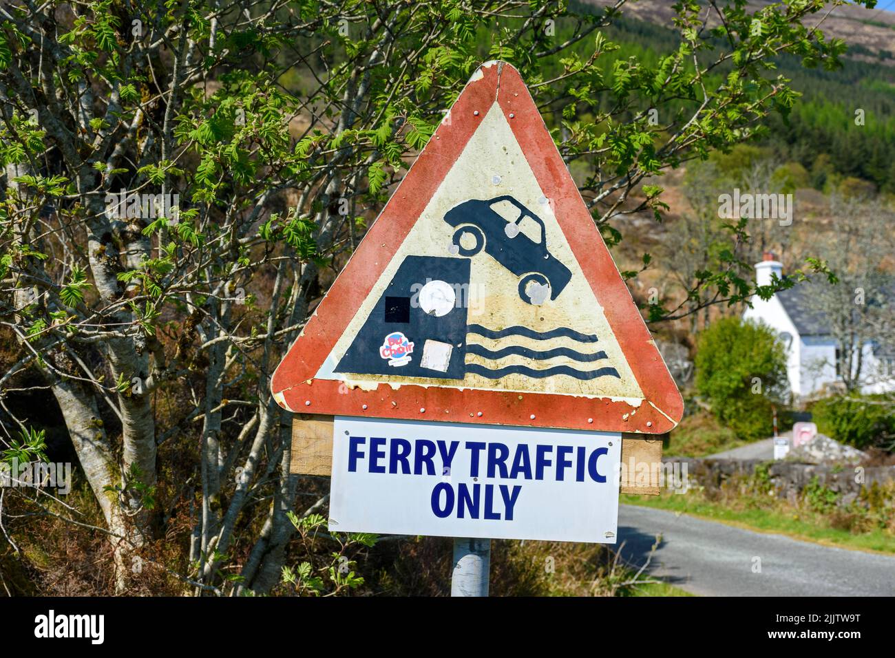Panneau d'avertissement à l'approche de la cale de Glenelg à Kylerhea Ferry, à Kylerhea, île de Skye, région des Highlands, Écosse, ROYAUME-UNI. Banque D'Images Panneau d'avertissement à l'approche de la cale de Glenelg à Kylerhea Ferry, à Kylerhea, île de Skye, région des Highlands, Écosse, ROYAUME-UNI. Banque D'Images