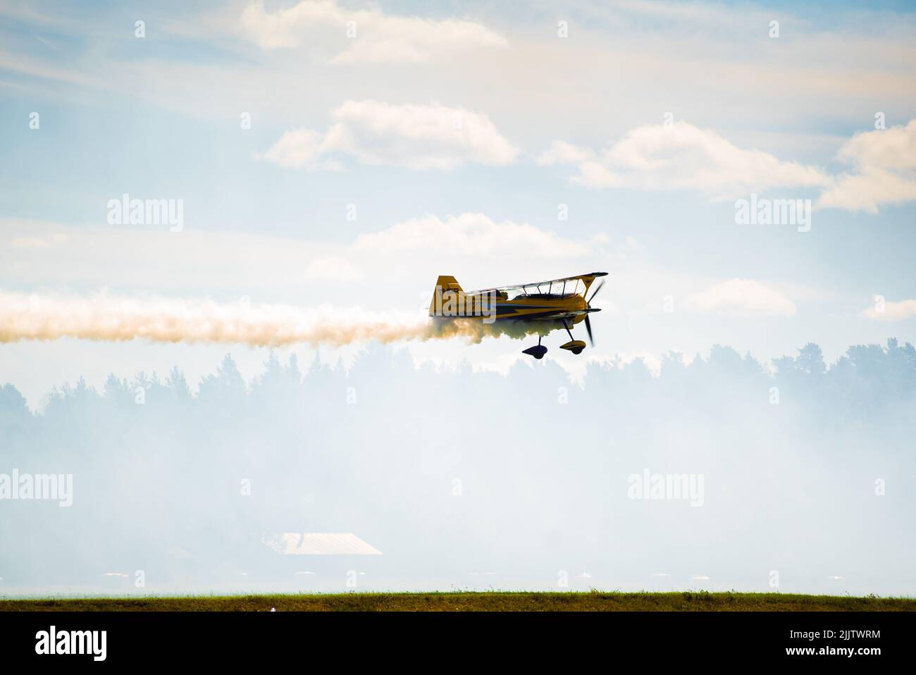 Un avion acrobatique avec de la fumée pulvérisée hors de l'avion dans le Dala-Jarna Air Show à Vansbr, Suède Banque D'Images Un avion acrobatique avec de la fumée pulvérisée hors de l'avion dans le Dala-Jarna Air Show à Vansbr, Suède Banque D'Images