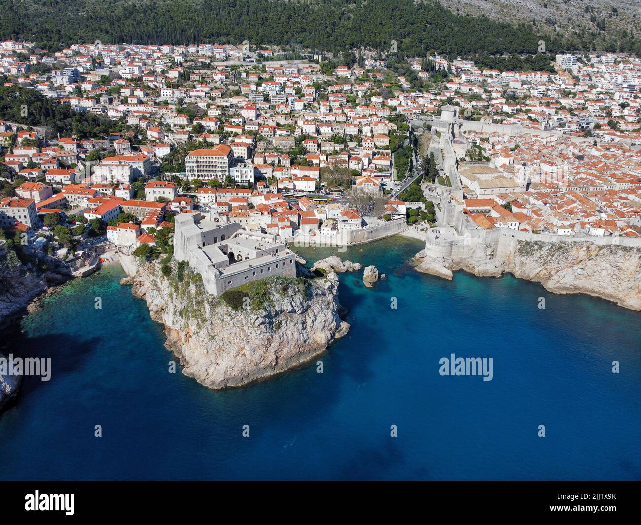 Une belle vue panoramique sur une côte et des maisons blanches à Dubrovnik, Croatie Banque D'Images