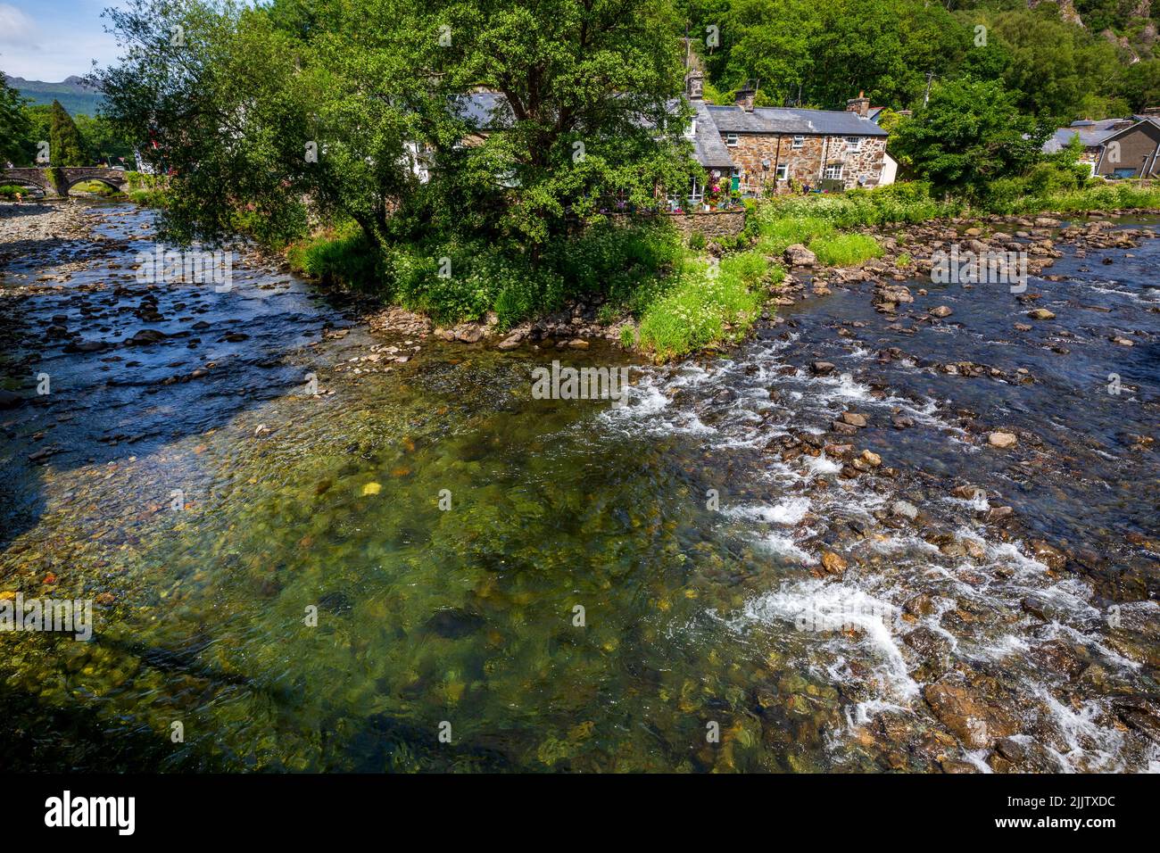 Le confluent des deux rivières, Afon Colwyn et Afon Glaslyn à Beddgelert, dans le parc national de Snowdonia, au nord du pays de Galles Banque D'Images